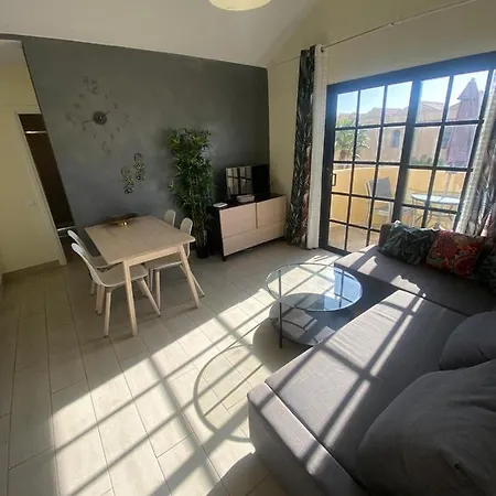 Book Jet - Premium Pool View & Wifi