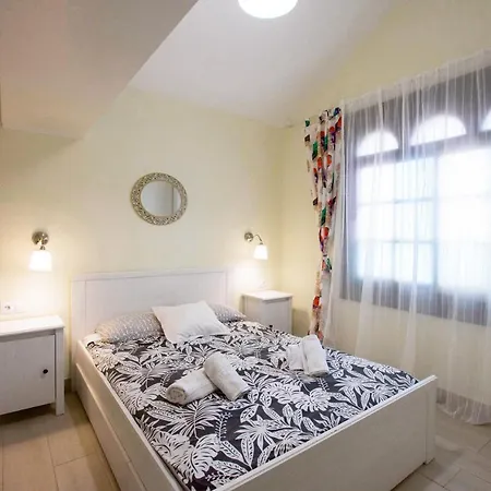 Book Jet - Premium Pool View & Wifi Apartman *