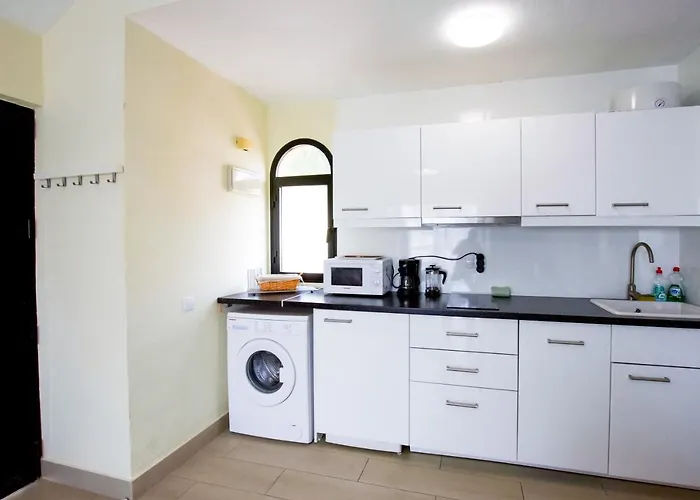 Book Jet - Premium Pool View & Wifi