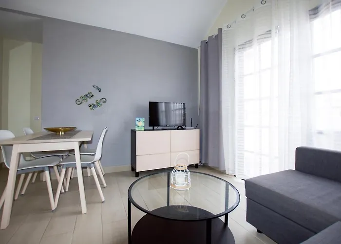 Book Jet - Premium Pool View & Wifi