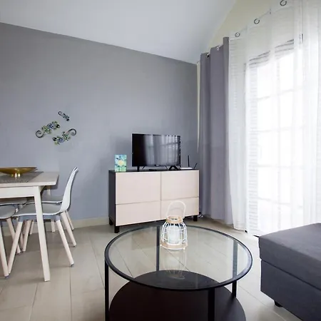 Book Jet - Premium Pool View & Wifi