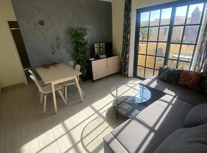 Book Jet - Premium Pool View & Wifi